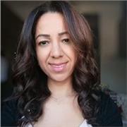 Ragazza madre lingua spagnolo impartisce lezioni per ragazzi